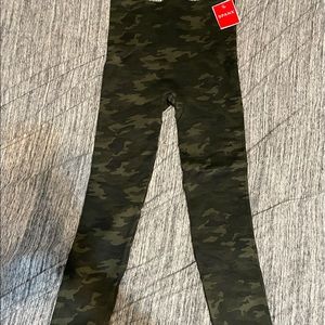 Size small  never worn Spanx green camo leggings.  Perfect condition.